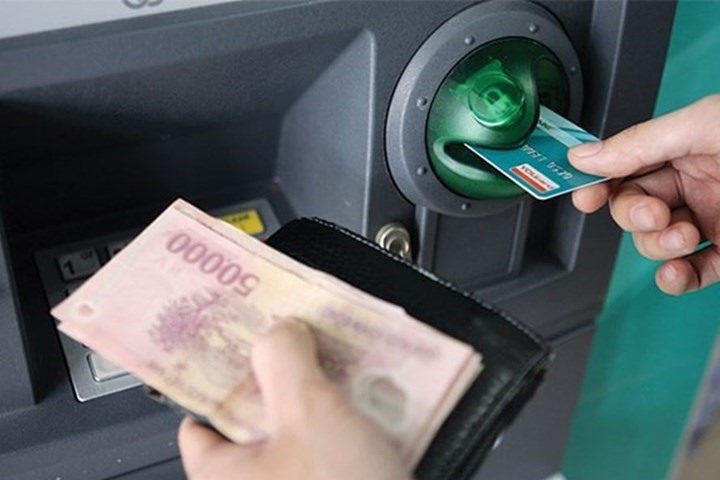 Tỉ trọng giao dịch rút tiền mặt giảm mạnh trong tổng các giao dịch qua thẻ ATM. Ảnh: L.Đ