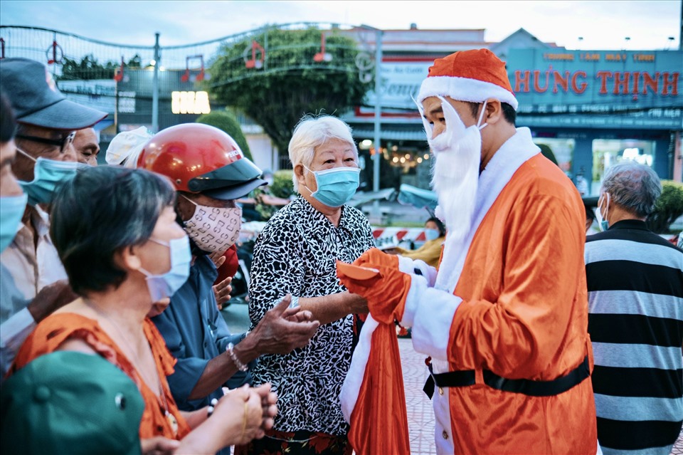 Trong quá trình phát quà để đảm bảo phòng dịch COVID-19, “ông già Noel” thường xuyên nhắc nhở bà con tuân thủ nguyên tắc 5K, giãn cách… khi đến nhận quà.