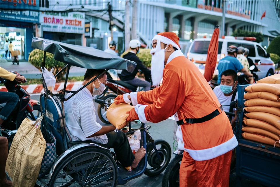 Cũng chung niềm vui, ông Nguyễn Văn Thanh (56 tuổi) chia sẻ, nhận được phần gạo hỗ trợ trong mùa Noel cũng như lúc dịch đang căng thẳng như này ông rất vui, rất là biết ơn “ông già Noel”.