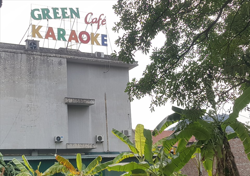 Nhân viên phục vụ tại quán karaoke Green (tại thị trấn Thiên Tôn được xác định dương tính với SARS-CoV-2. Ảnh: NT