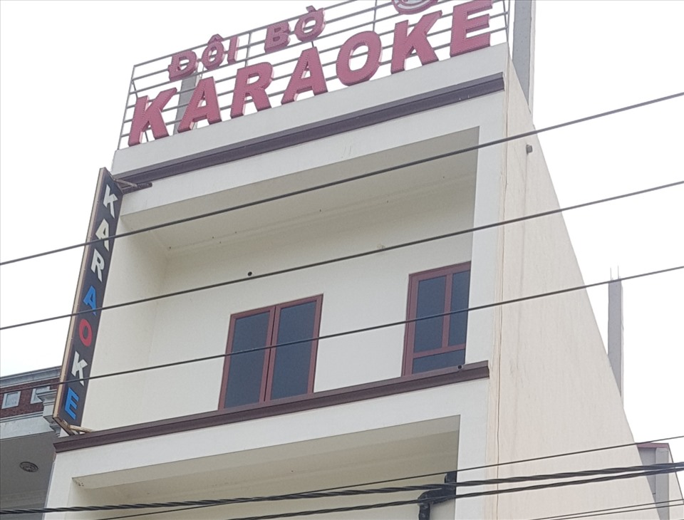 Cở sở kinh doanh dịch vụ karaoke Đôi Bờ (xã Ninh Giang, huyện Hoa Lư) bất chấp lệnh cấm vẫn mở cửa phục vụ khách hát. Ảnh: NT