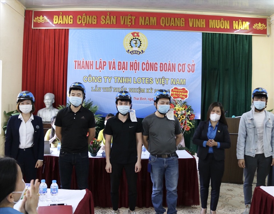 Lãnh đạo Công đoàn các KCN Thái Bình tặng mũ bảo hiểm moto xe máy của Liên đoàn Lao động Thái Bình cho các đoàn viên. Ảnh: B.M
