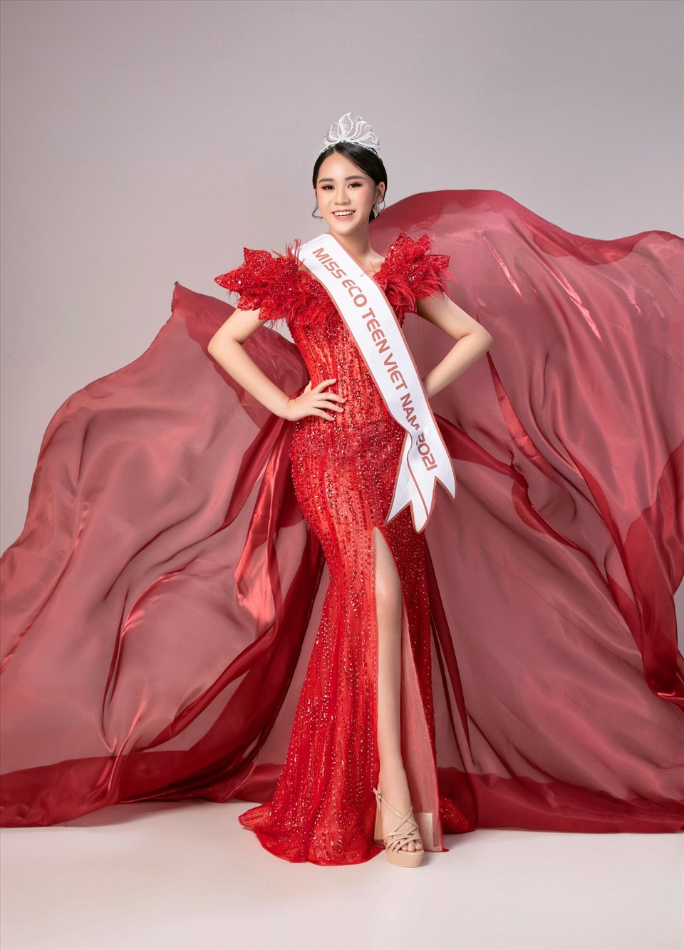 Ngoài Thùy Tiên, Nguyễn Minh Tuấn cũng thiết kế đầm cho Kim Duyên tại Miss Universe 2021 và Đỗ Thị Hà tại Miss World 2021, với mong muốn các người đẹp sẽ thật lộng lẫy và vững tin trên hành trình chinh phục những đỉnh cao của nhan sắc tại đấu trường Quốc tế. Ảnh: NSCC.