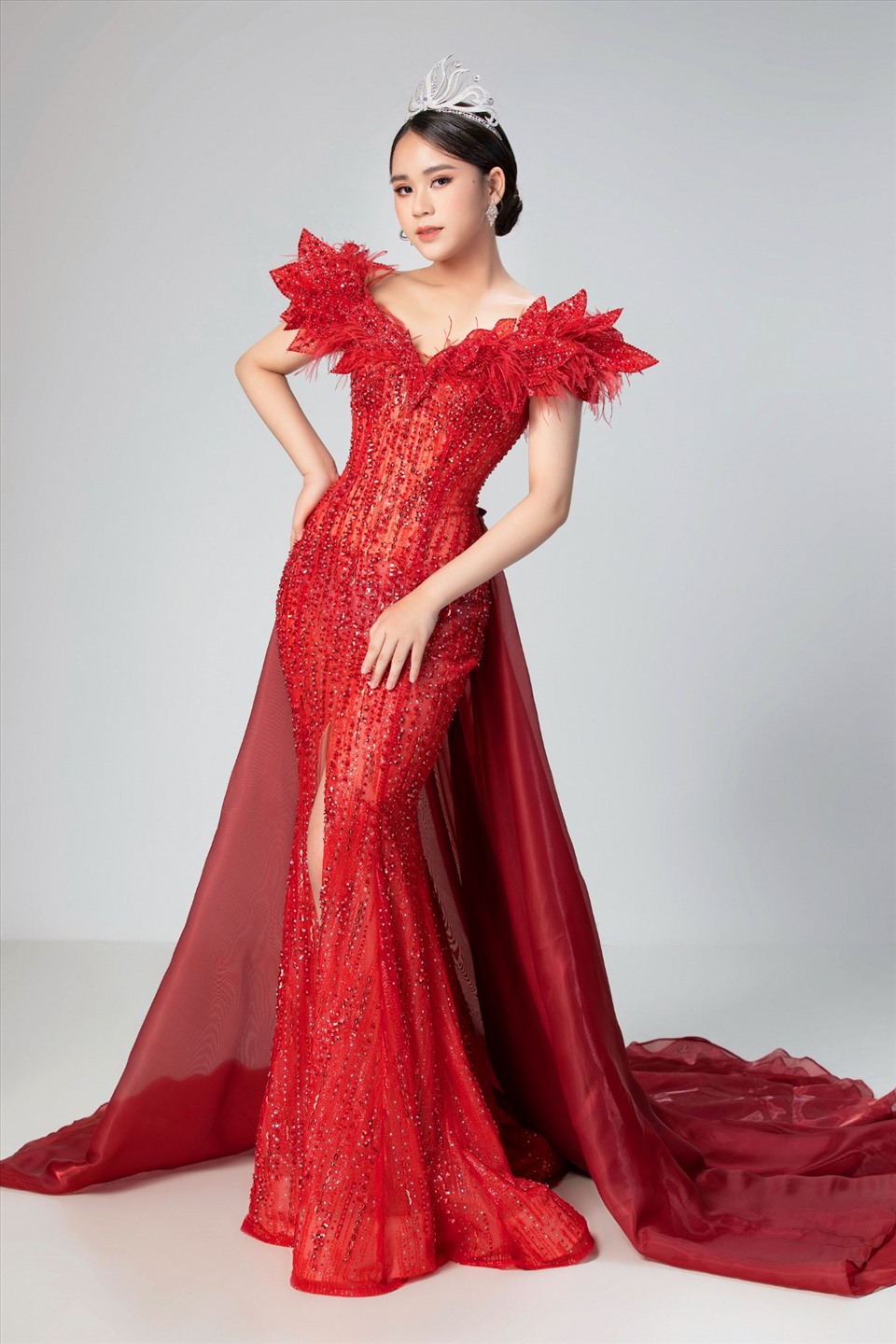 Gửi rất nhiều tâm huyết vào trang phục này, NTK Nguyễn Minh Tuấn mong rằng trong đêm Chung kết tới đây, đại diện Việt Nam tại Miss Eco Teen International 2021 sẽ là một bông hoa Trạng Nguyên lung linh, rạng ngời nhất với vẻ đẹp của tri thức và trí tuệ.