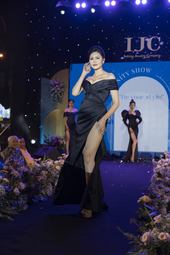 Trong sự kiện có buổi trình diễn bộ sưu tập mới chủ đề Be your style, Hoa hậu Kim Nguyễn bất ngờ xuất hiện trong bộ đầm dạ hội màu đen huyền bí.