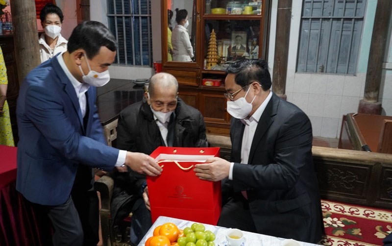 Thủ tướng Chính phủ thăm, tặng quà gia đình chính sách huyện Cát Hải.