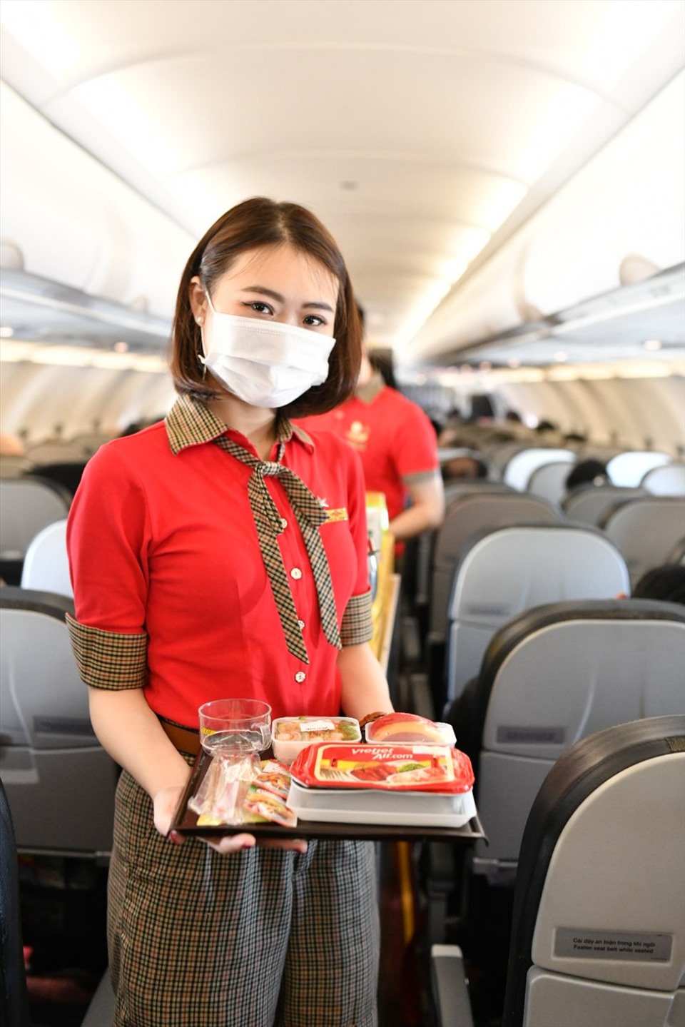 Chuyến bay đặc biệt này được Vietjet phục vụ theo tiêu chuẩn các chuyến bay quốc tế của hãng với đa dạng lựa chọn về suất ăn và đồ uống. Suất ăn nóng của Vietjet trên các chuyến bay luôn được hành khách đánh giá cao về độ tươi ngon và tỉ mỉ trong chế biến.
