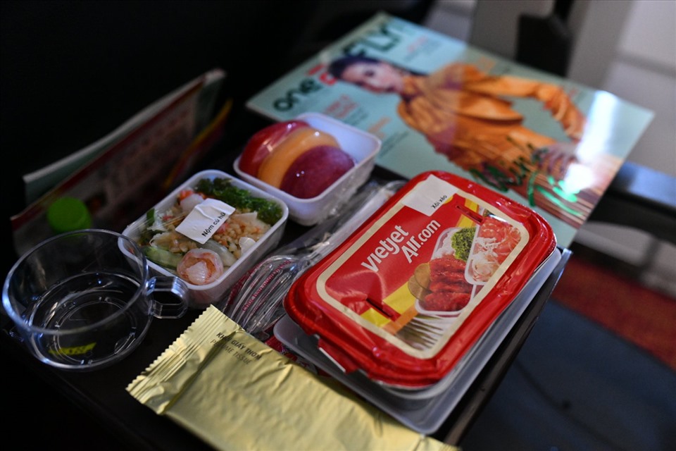 Lựa chọn suất ăn và đồ uống của hành khách trên chuyến bay Vietjet rất phong phú và hấp dẫn giúp hành trình bay hơn 3.600 km từ Việt Nam tới Ấn Độ trở nên dễ chịu hơn.