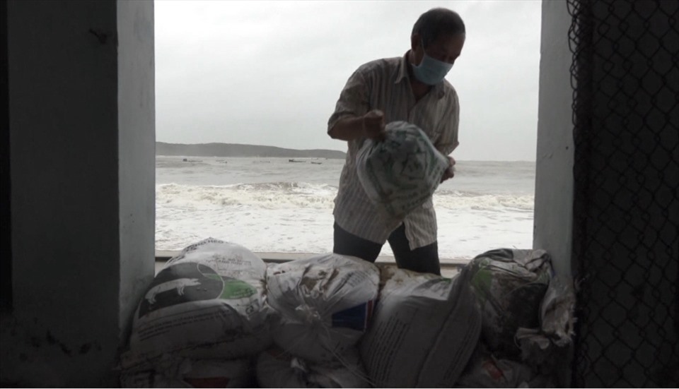 Cư dân ven biển Phú Yên ứng phó với bão RAI. Ảnh: Phương Uyên