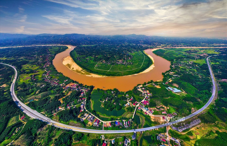 Đường tránh ngập không chỉ kết nối giao thông Yên Bái với Hà Nội và các tỉnh trong khu vực, mà còn mang một ý nghĩa, vị trí chiến lược trong kế hoạch phát triển kinh tế - xã hội của tỉnh.
