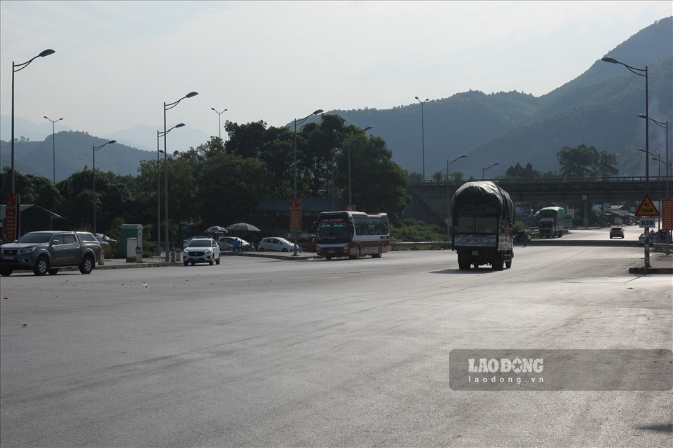 Trong quá trình thi công, các nhà thầu đã đào đắp trên 6.400 m3 đất đá, làm 22 cống, cầu, được thiết kế vĩnh cửu với tải trọng H30-XB80 và thảm mặt đường trên 24.000 m3.