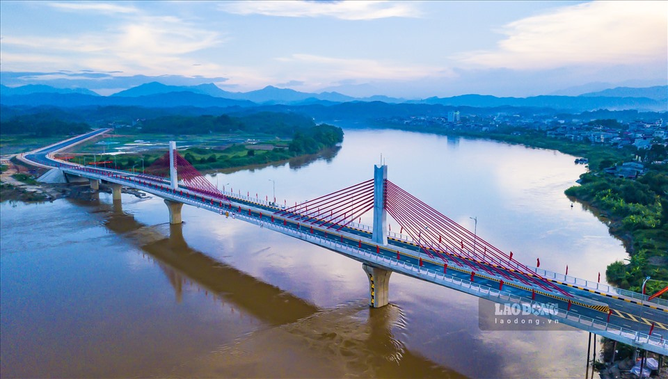Ngày 1.5.2015, lễ thông xe nút giao IC12 Dự án đường cao tốc Nội Bài - Lào Cai và đường tránh ngập gắn kết giữa hai bên bờ sông Hồng, thúc đẩy phát triển thành phố 2 bên bờ sông.
