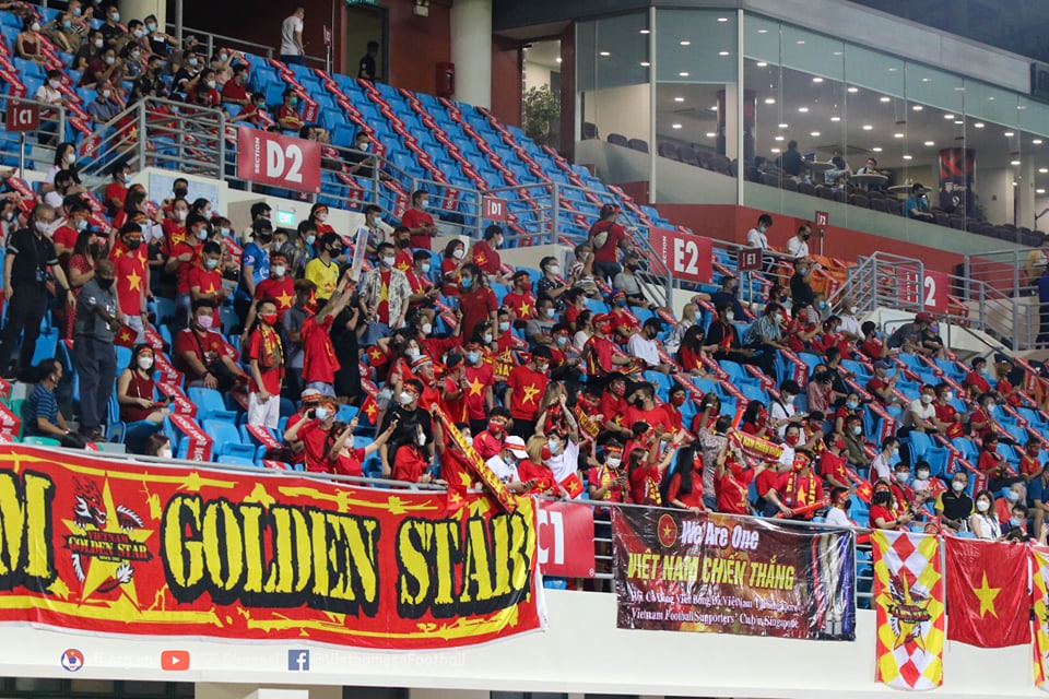 Như thường lệ, cổ động viên tuyển Việt Nam vẫn “nhuộm đỏ” khán đài sân Bishan. Đây là nguồn động viên to lớn dành cho thầy trò huấn luyện viên Park Hang-seo trong chiến dịch bảo vệ chức vô địch AFF Cup năm nay. Ảnh: AFF