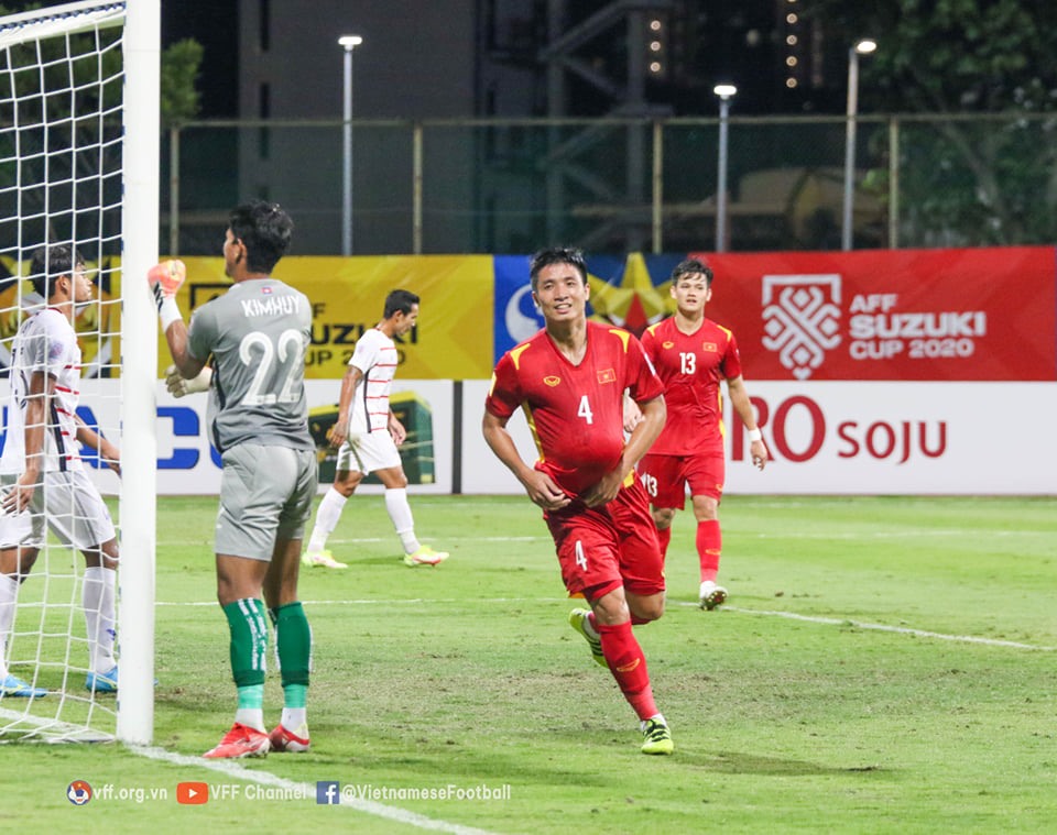 Tuyển Việt Nam bất ngờ gia tăng sức ép ngay đầu hiệp 2. Chỉ sau hơn 10 phút, các học trò của huấn luyện viên Park Hang-seo đã ghi liền 2 bàn thắng nhờ công của Bùi Tiến Dũng (ảnh) và Nguyễn Quang Hải.