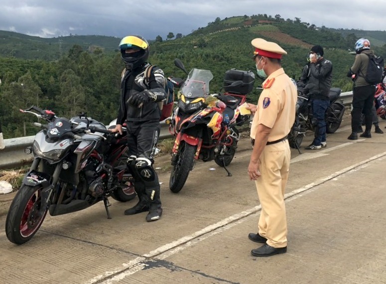 Lực lượng Cảnh sát giao thông tỉnh Lâm Đồng xử lý nhiều xe mô tô vi phạm tốc độ. Ảnh: KP
