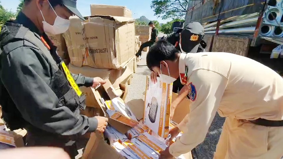 Lực lượng chống buôn lậu tỉnh An Giang bắt giữ gần 8.000 sản phầm hàng không rõ nguồn gốc. Ảnh: VT