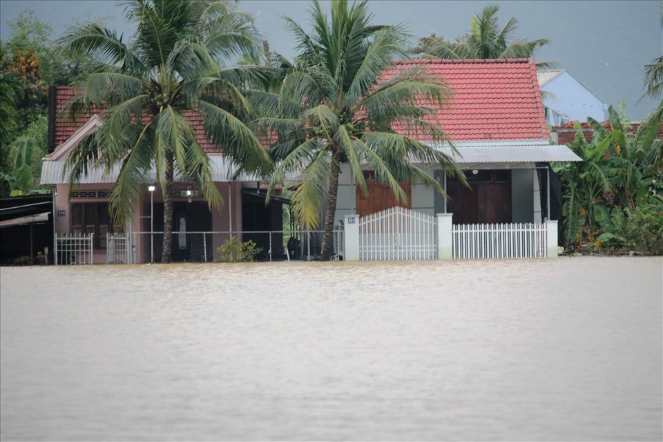 Không chỉ ở Nha Trang, đến sáng cùng ngày nhiều nơi ở Diên An, Diên Khánh vẫn bị ngập sâu trong biển nước. Ảnh CC