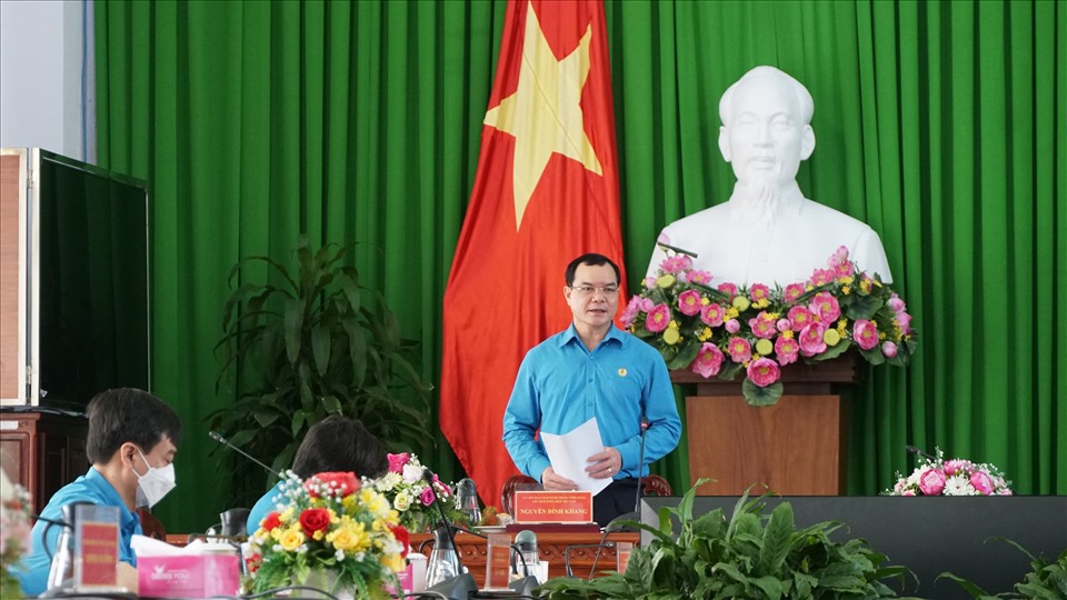 Chủ tịch Tổng LĐLĐ Việt Nam Nguyễn Đình Khang phát biểu tại buổi làm việc.