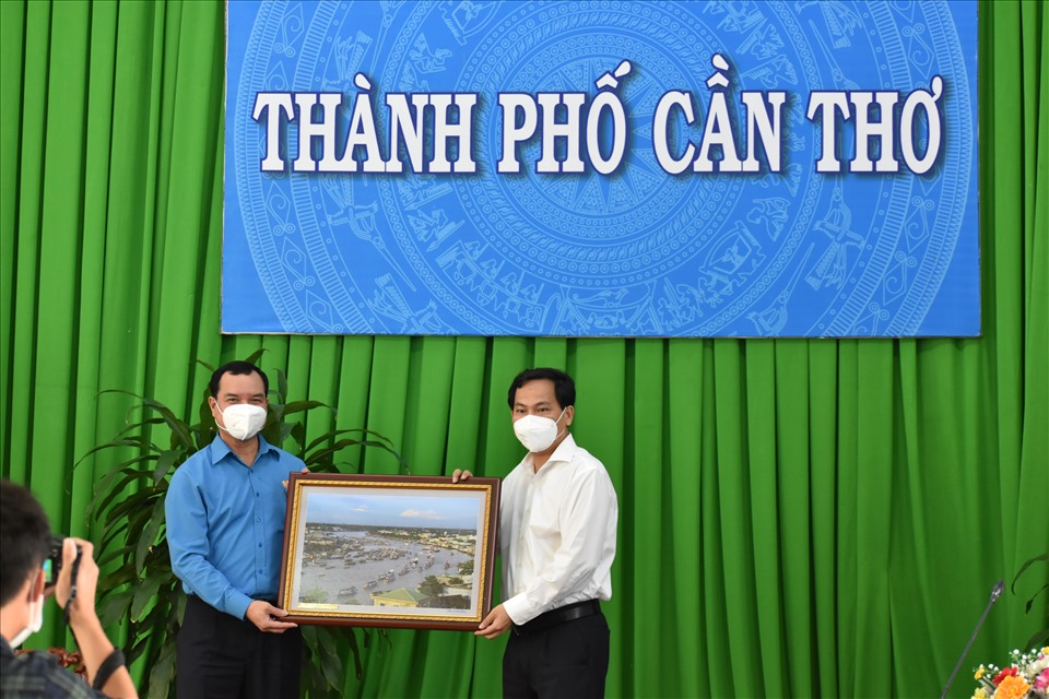 Bí Thư Thành ủy Cần Thơ tặng quà lưu niệm đồng chí Nguyễn Đình Khang.
