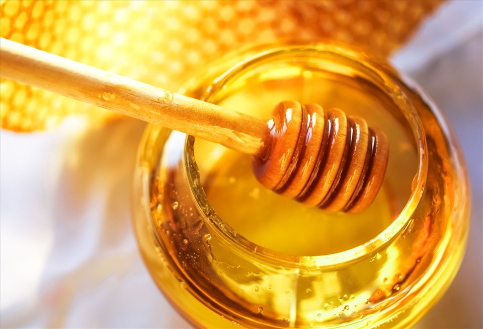 Mật ong chứa nhiều dưỡng chất tốt, giúp làn da thêm mịn màng, tươi trẻ. Ảnh: Xinhua