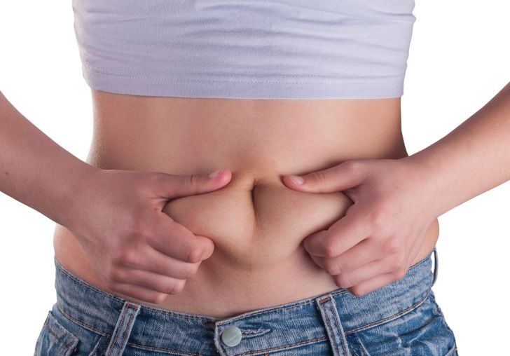 5. Tăng cân Một trong những dấu hiệu rõ ràng nhất của việc lạm dụng quá nhiều đường là tăng cân. Đồ ăn nhẹ và đồ ngọt thường khiến cơ thể tích luỹ mỡ thừa ở bụng. Nguyên nhân là do lượng đường cao sẽ làm tăng sản xuất insulin.