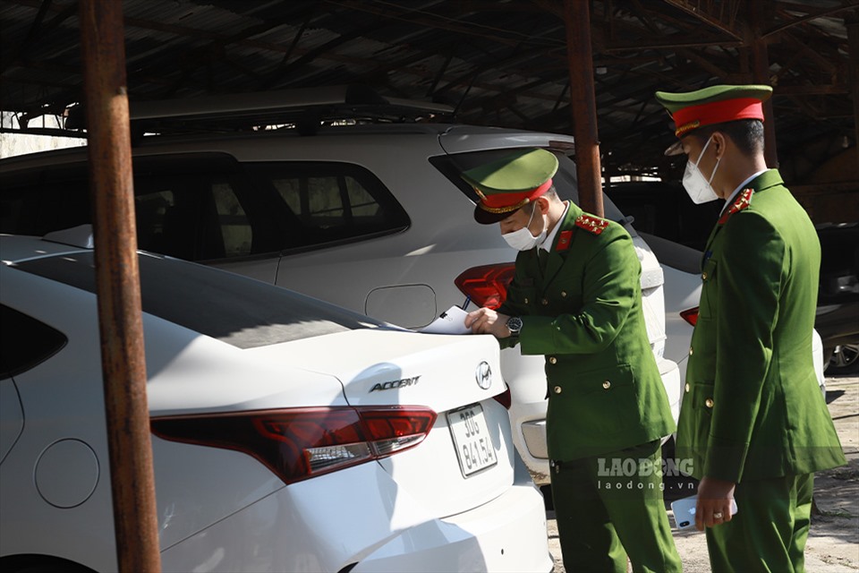 Lực lượng chức năng kiểm đếm, ghi biên bản các điểm trông giữ xe có địa chỉ tại Kho Phú Lãm, Hà Đông.