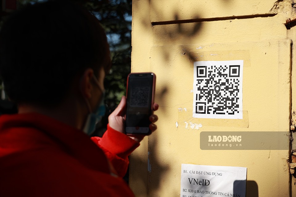 Người dân đến làm thủ tục tuân thủ khai báo y tế bằng quét mã QR code.