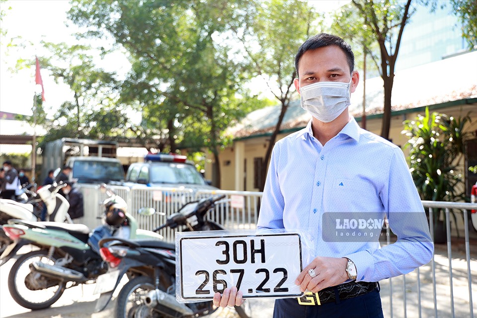 Anh Tô Vĩnh Diện (Tây Hồ, Hà Nội) khoe chiếc biển đẹp chiếc sedan hạng D anh mới đăng ký chỉ sau gần 2h đồng hồ làm thủ tục tại điểm đăng ký xe số 1. Chiếc xe sedan hạng D Nhật Bản của anh Diện được giảm 6% tương đương 73 triệu đồng .