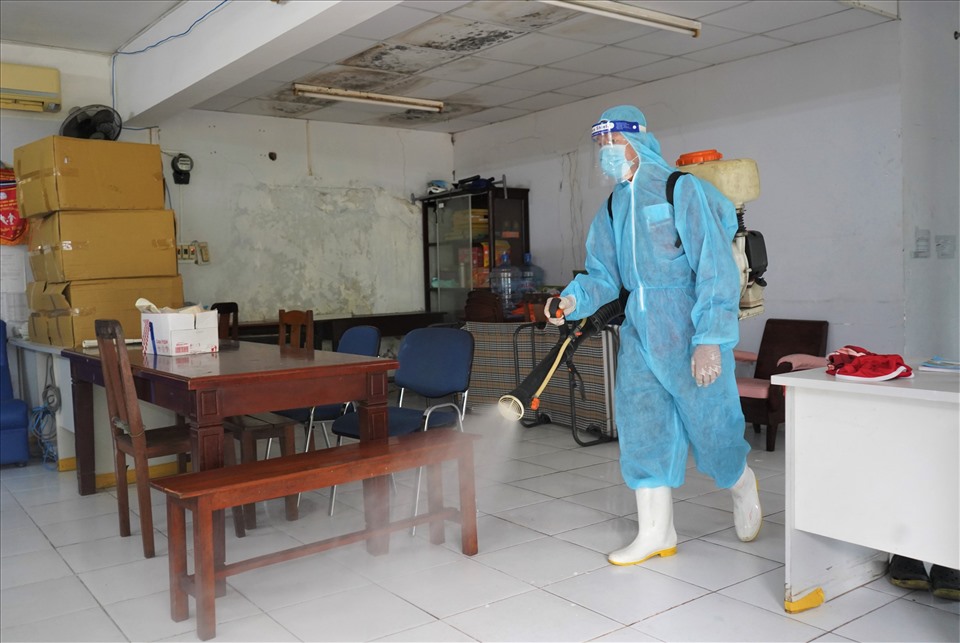 Nhà trường tiến hành khử khuẩn phòng học để sẵn sàng đón học sinh.