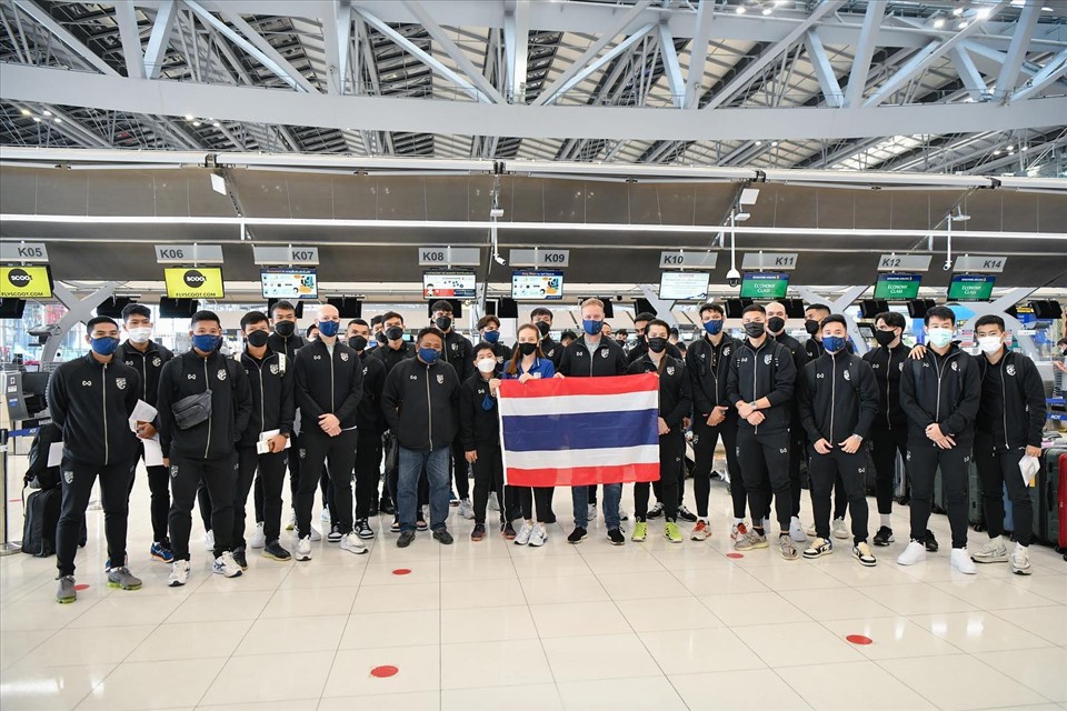 Huấn luyện viên Polking cùng tuyển Thái Lan đã có mặt ở Singapore. Ảnh: FBNV