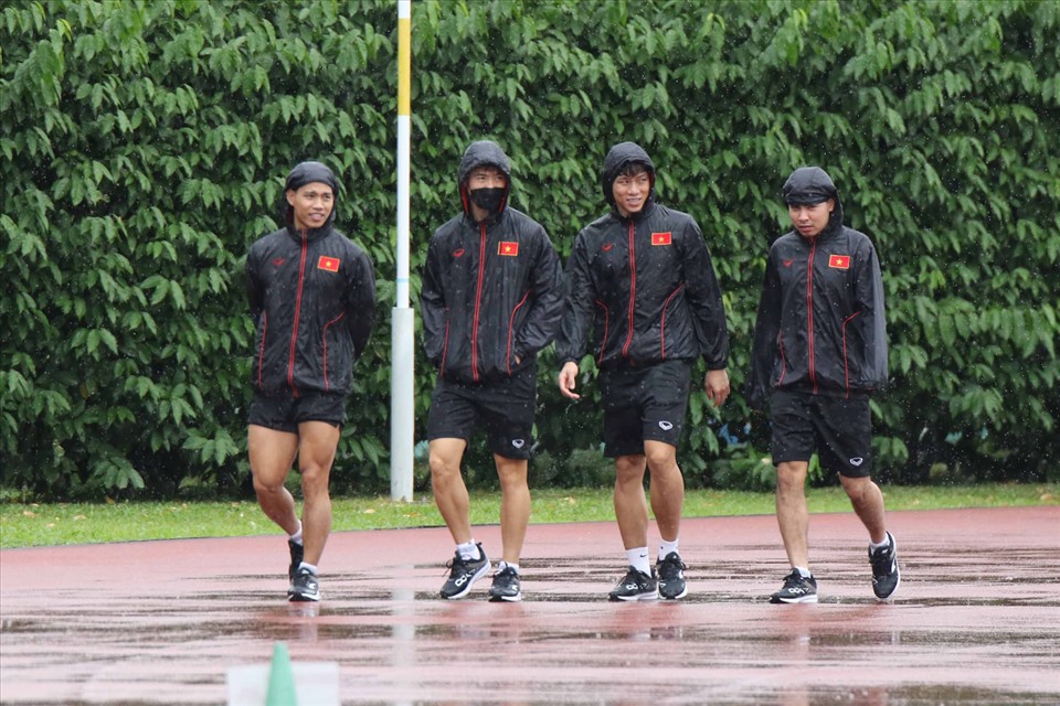 Sáng 2.12, sau khi có kết quả RT-PCR âm tính với COVID-19, toàn bộ thành viên đội tuyển Việt Nam đã bước vào buổi tập đầu tiên tại Singapore chuẩn bị cho trận ra quân AFF Cup 2020.