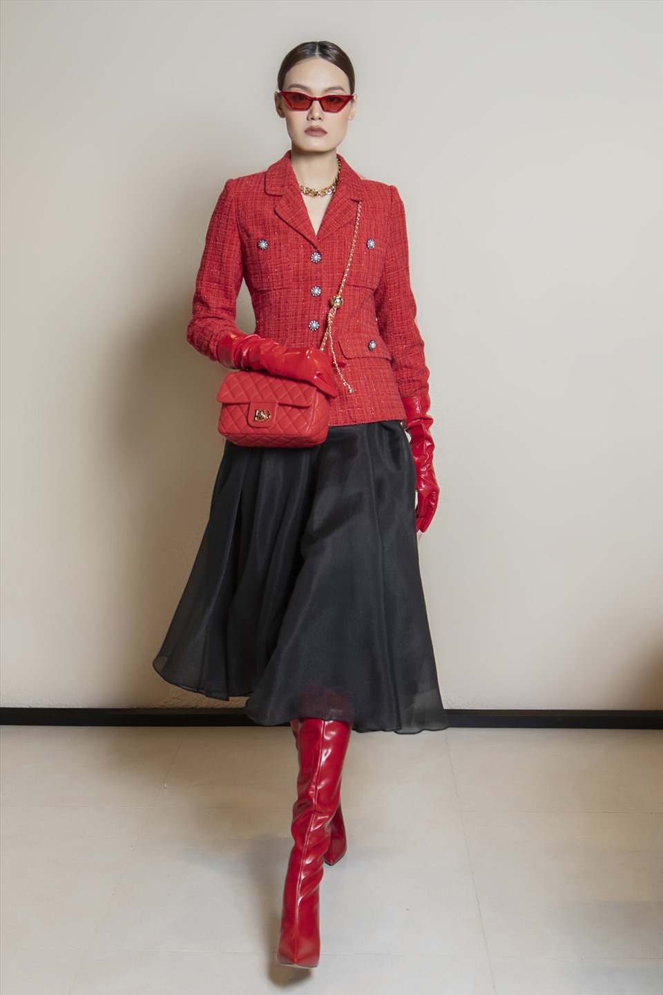 Vẫn là áo khoác dạ tweed nhưng lựa chọn gam màu đỏ đối lập để tạo điểm nhấn rực rỡ cho trang phục. Nàng có thể lựa chọn các phụ kiện cùng màu kèm boot cao cổ để set đồ thêm ấn  tượng.
