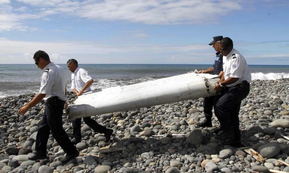 Mảnh vỡ được xác định là của MH370 dạt vào đảo Reunion, Pháp, năm 2015. Ảnh: AFP