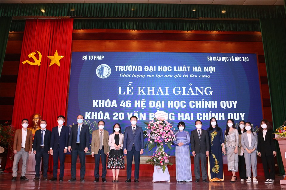 tặng hoa chúc mừng khai giảng năm học mới.