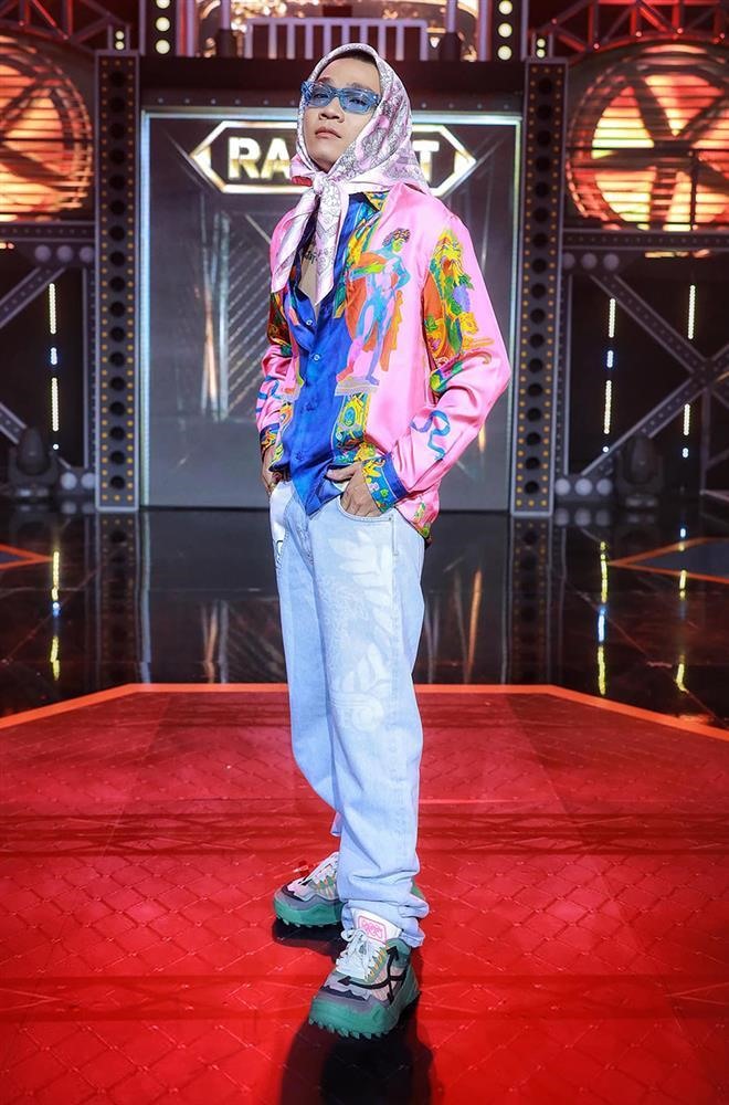 Rapper diện mẫu áo họa tiết của Versace, quấn khăn kiểu mỏ quạ giống các bà cụ.