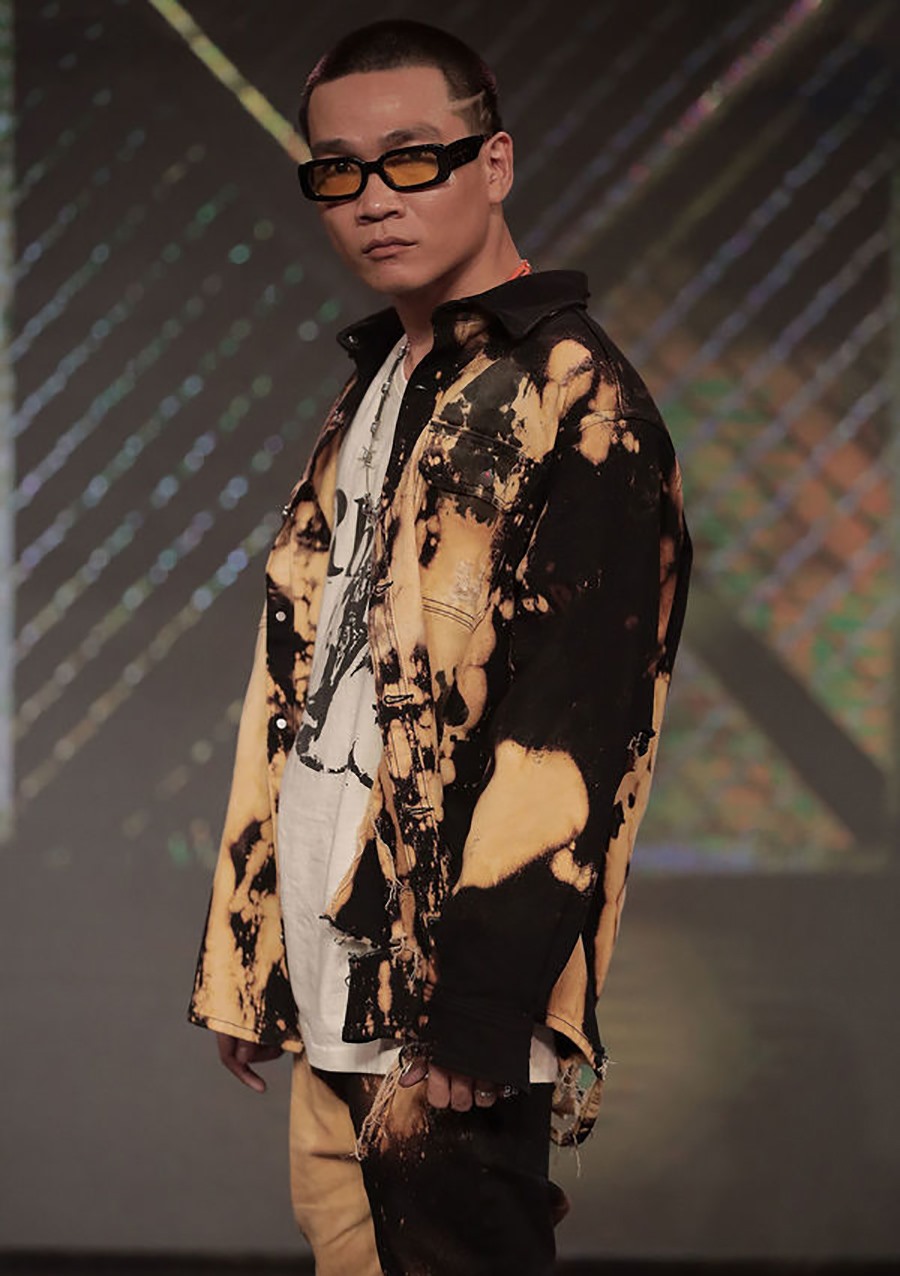 Ca sĩ mặc set sơ mi và quần loang của 424 (giá khoảng 700 USD), kết hợp áo phông Rhude và kính mắt đồng màu.