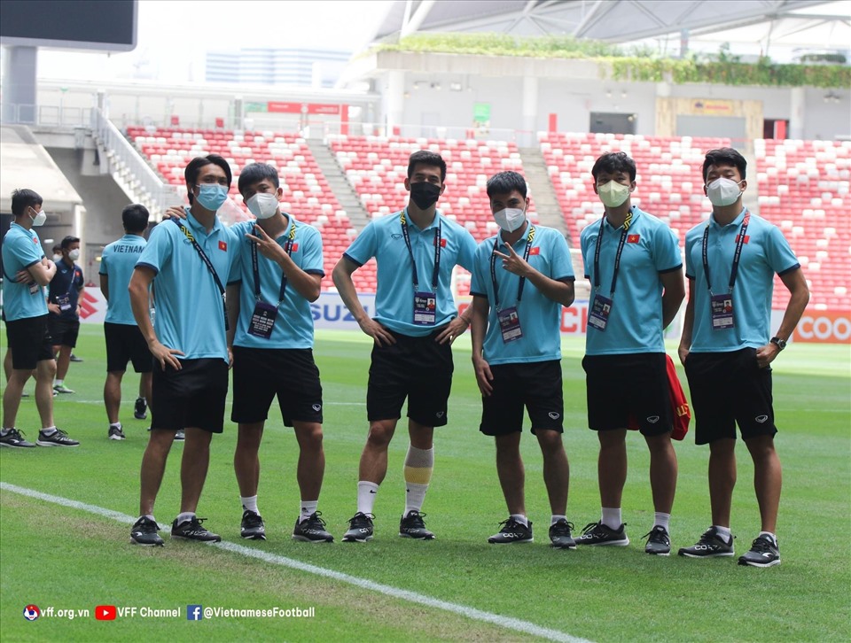 Các cầu thủ tranh thủ chụp ảnh lưu niệm trên sân vận động quốc gia Singapore. Ảnh: VFF