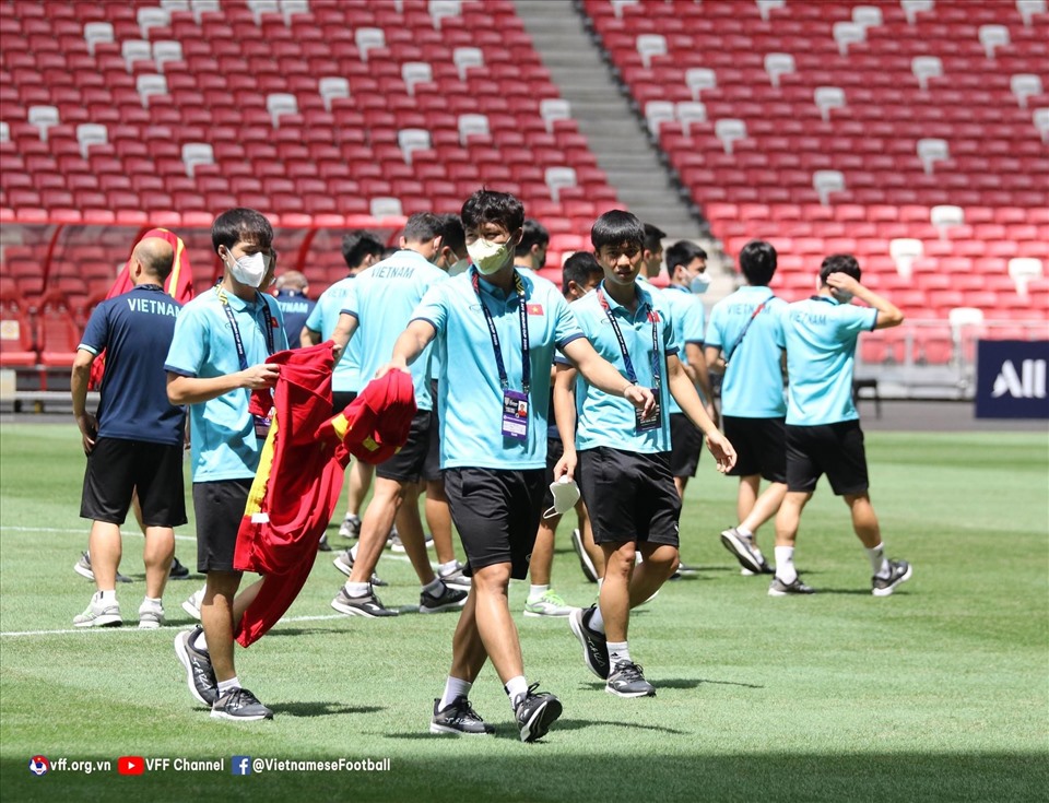 Do đó, huấn luyện viên Park Hang-seo muốn các cầu thủ đến sân để cảm nhận, định hình rõ hơn về không gian sân vận động để chuẩn bị cho trận đấu gặp Thái Lan. Ảnh: VFF