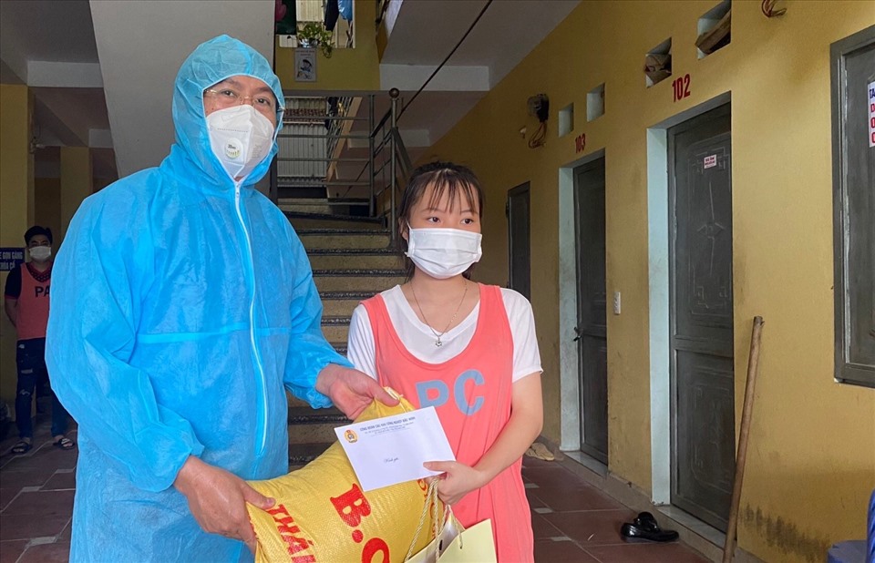 Người lao động thuê trọ tại xã Đại Đồng, huyện Tiên Du, tỉnh Bắc Ninh nhận hỗ trợ từ Công đoàn các Khu công nghiệp tỉnh Bắc Ninh (thời điểm tháng 9.2021). Ảnh: M.Hiểu