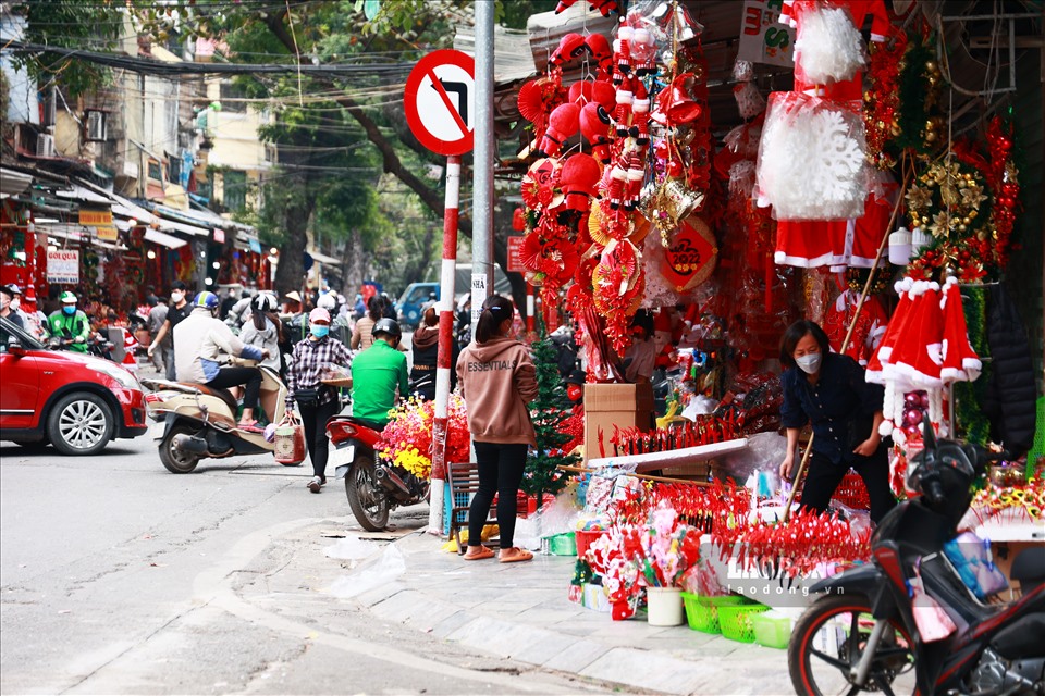 Trước đó, UBND TP Hà Nội đã ban hành hoả tốc Chỉ thị số 25 về tăng cường thực hiện các biện pháp phòng, chống dịch COVID-19 trong dịp Lễ cuối năm 2021, đầu năm 2022.