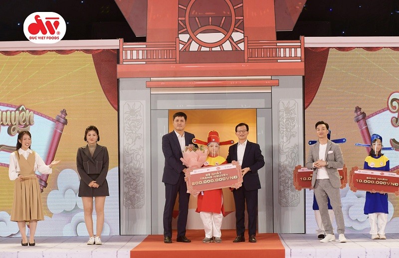 Ông Cho Nam IL - Tổng Giám đốc (bên phải ảnh)  trao quà Giải đặc biệt 200 triệu đồng  cho em  học sinh Trương Minh Đức - lớp 7D Trường THCS Thăng Long - Hà Nội đỗ Đệ nhất Trạng Nguyên.