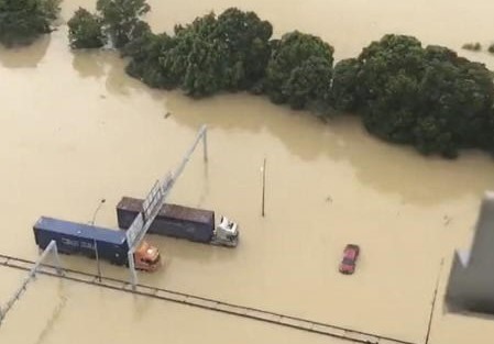 Nhiều phương tiện bị mặc kẹt giữa biển nước ở Shah Alam, Malaysia, ngày 19.12.2021. Ảnh chụp màn hình/Ken O’Neill Anak Clarance