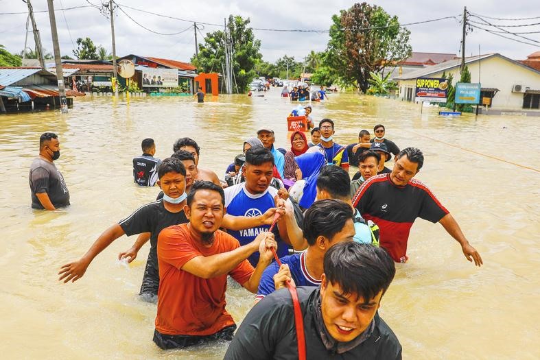 Người dân và chính quyền địa phương tiến hành một chiến dịch cứu hộ ở Shah Alam, Malaysia. Ảnh: EPA/EFE