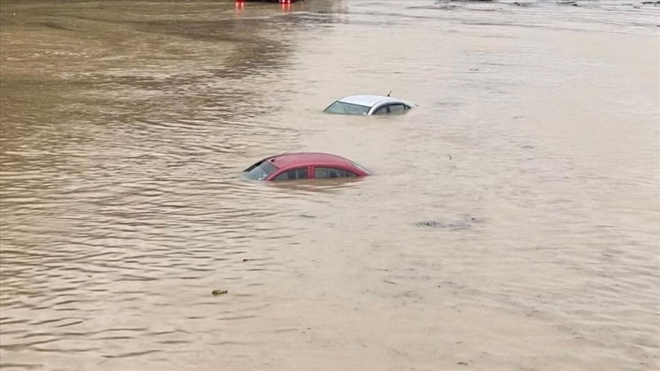 Những chiếc xe ô tô ngập trong biển nước, ngày 19.12.2021. Ảnh: AFP
