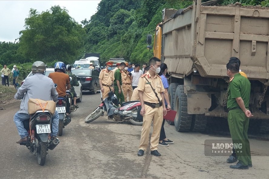 Hiện trường vụ tai nạn ngày 21.10 khiến 1 người tử vong khiến Quốc lộ 6 ùn tắc nhiều giờ. Ảnh: Minh Nguyễn.