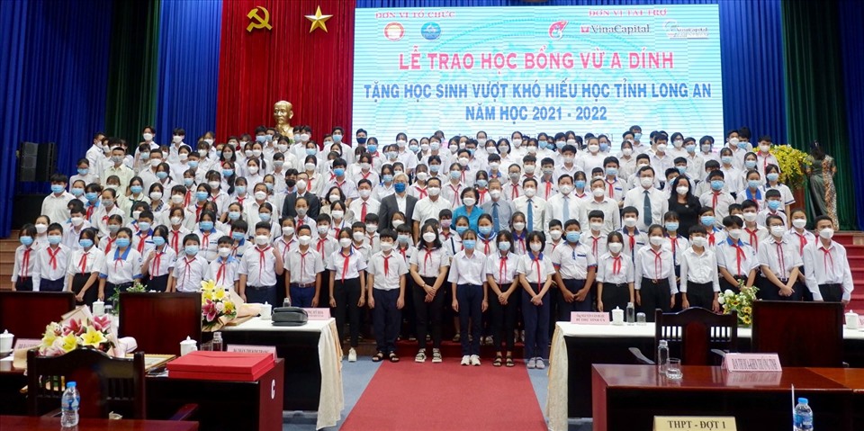 Trao học bổng Vừ A Dính cho học sinh tỉnh Long An.