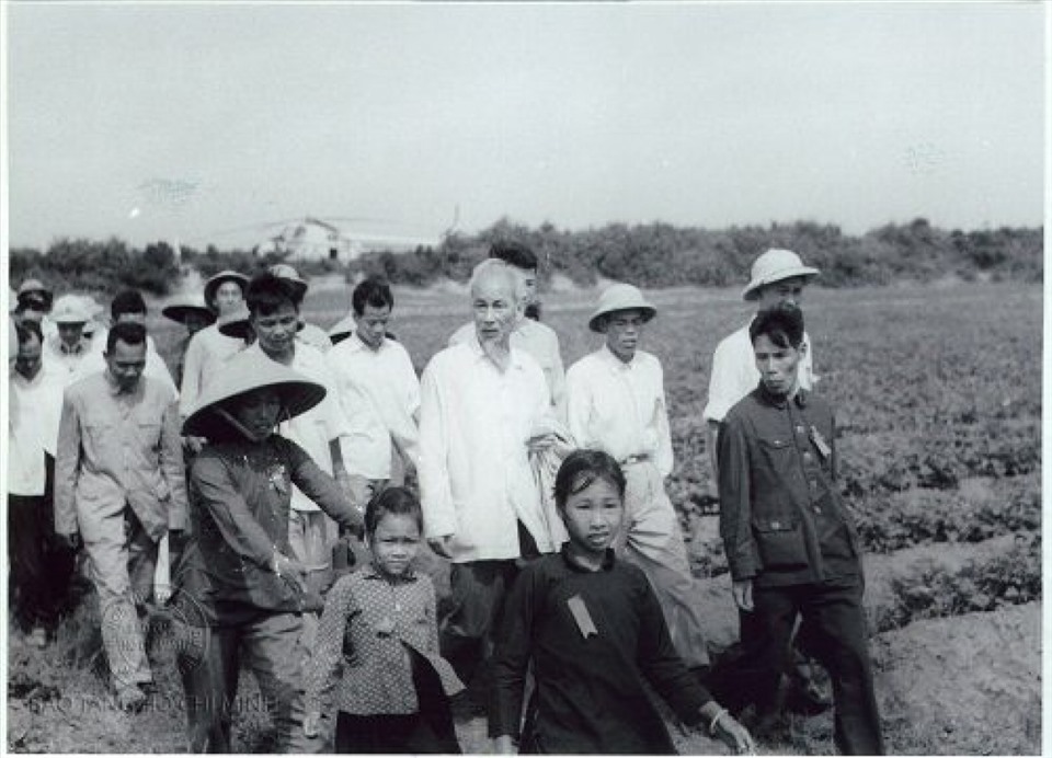 Bác Hồ về thăm người dân đảo Cô Tô ngày 9.5.1961. Ảnh: Tư liệu