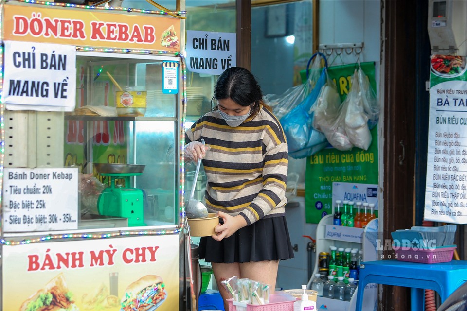 Dịch COVID-19 leo thang, nhiều hàng quán tại quận Hai Bà Trung cũng nghiêm chỉnh thực hiện việc bán hàng mang về. Dù vậy, song nhu cầu ăn uống của người dân vẫn khá cao.