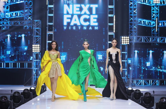 3 HLV The Next Face Vietnam 2021 (từ trái qua): Hoa hậu H'Hen Niê, siêu mẫu Thuỳ Dương, Hoa hậu Lương Thuỳ Linh
