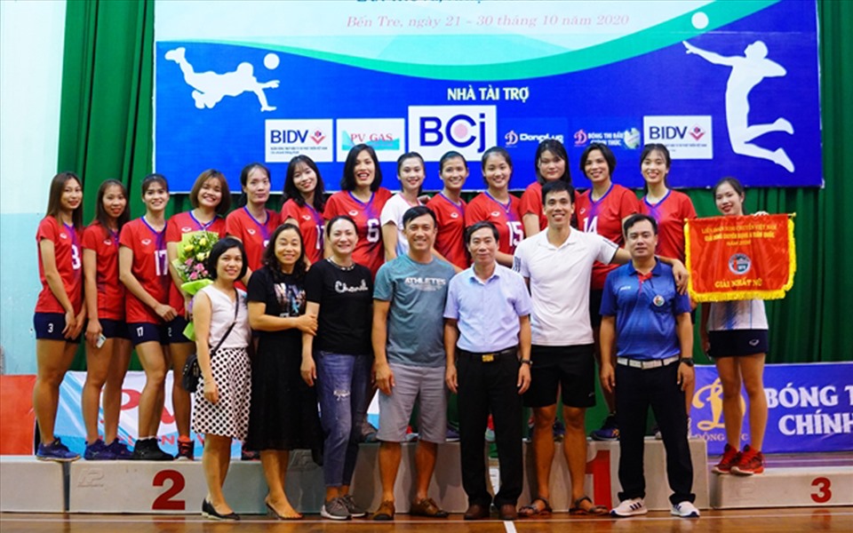 Đội nữ bóng chuyền Thái Bình vô địch giải hạng A năm 2020. Trong đó có cặp vợ chồng huấn luyện viên Trần Văn Giáp (áo trắng) và chủ công Bùi Thị Huệ. Ảnh: T.B